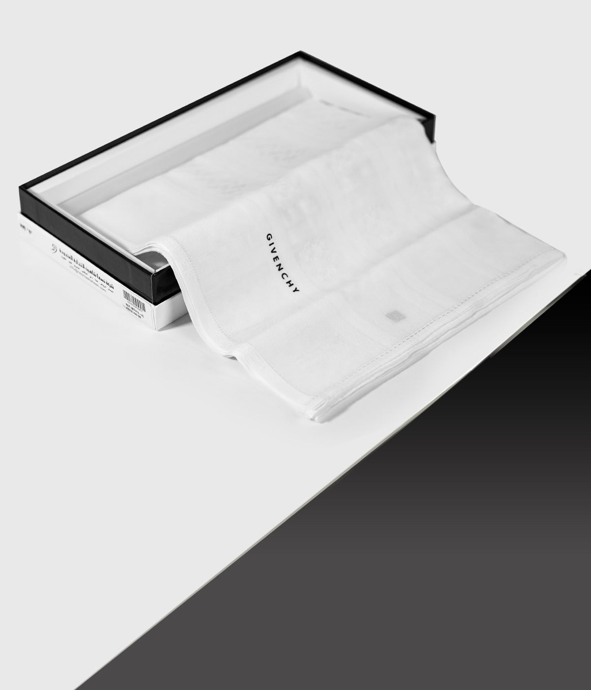 شماغ جيفنشى ابيض 55