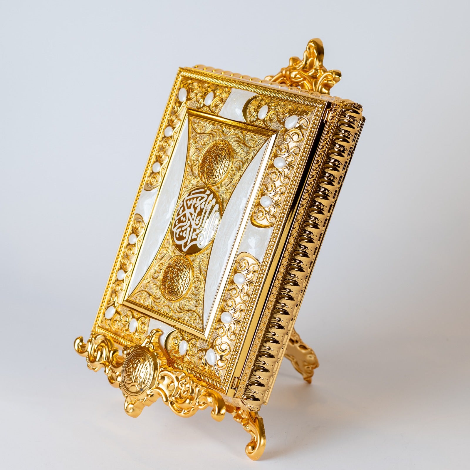 طقم هدايا علبه قرءان ذهبى مع الاستاند والمصحف مقاس كبير