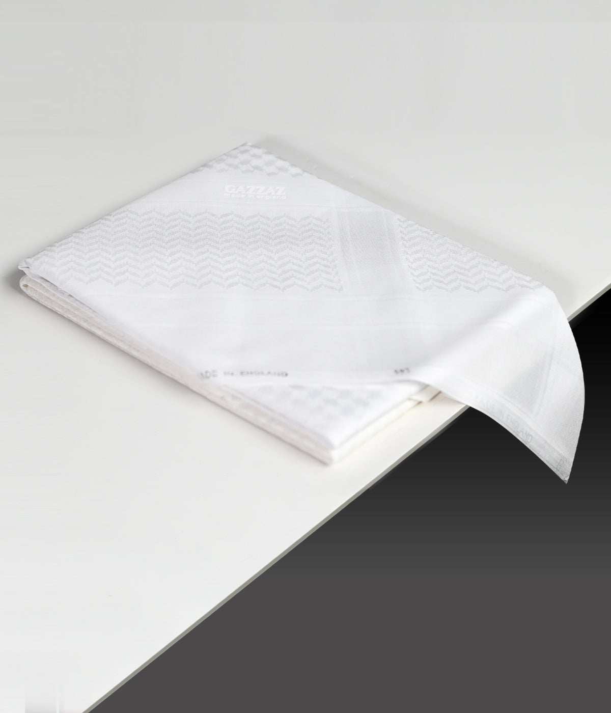 شماغ قزاز 100% قطن صناعة انجليزىه لونه ابيض * ابيض مقاس 60
